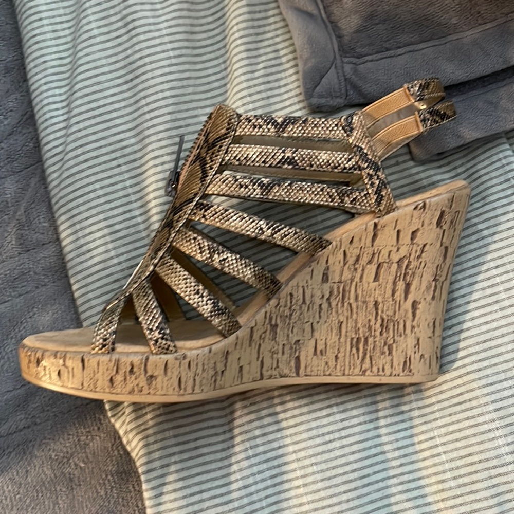 Aerosols platform sandals
